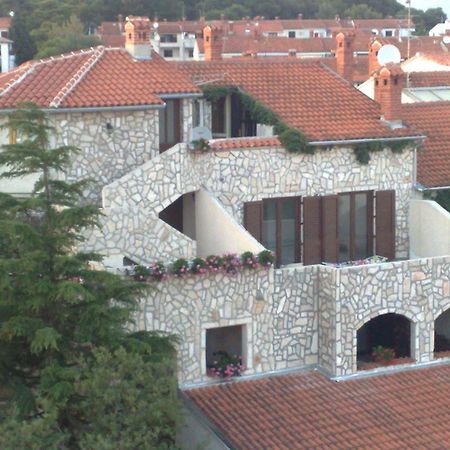 Collins Apartments Pula Extérieur photo