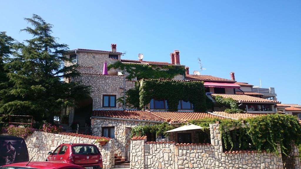 Collins Apartments Pula Extérieur photo