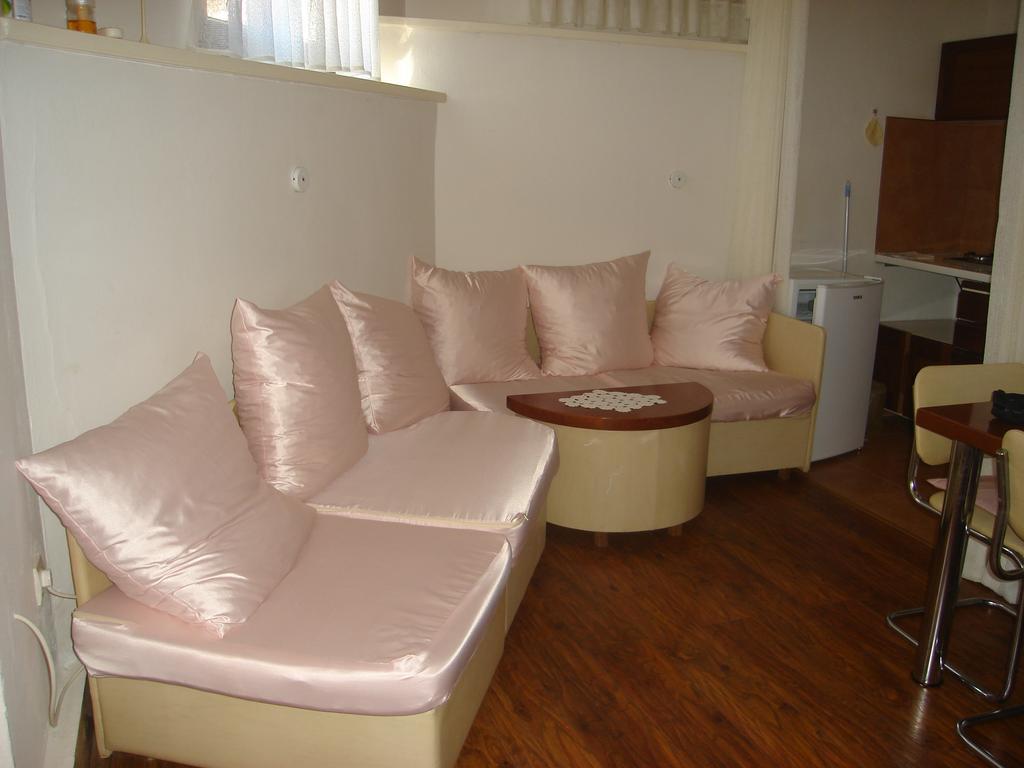 Collins Apartments Pula Extérieur photo